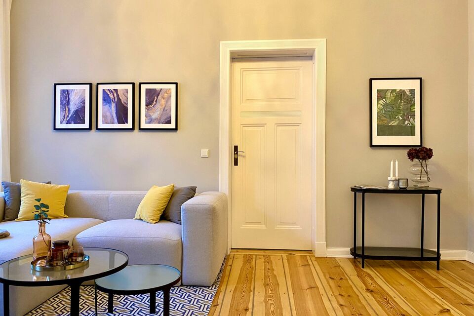Möblierte Wohnung, Wohnzimmer mit Parkettboden in Berlin Charlottenburg