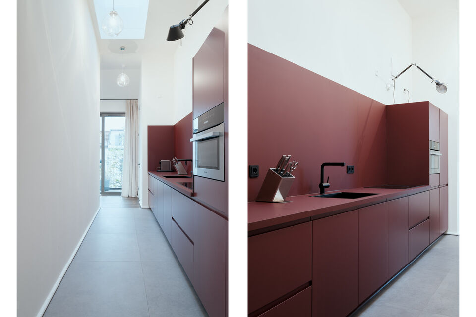 Furnished apartment, kitchen with burgundy lacquered cabinetry in Berlin Prenzlauer Berg