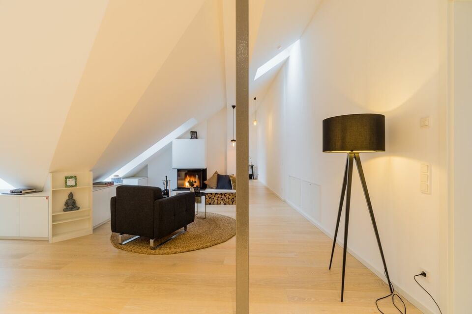 Möblierte Wohnung, Wohnzimmer mit Dachschräge in Berlin Mitte