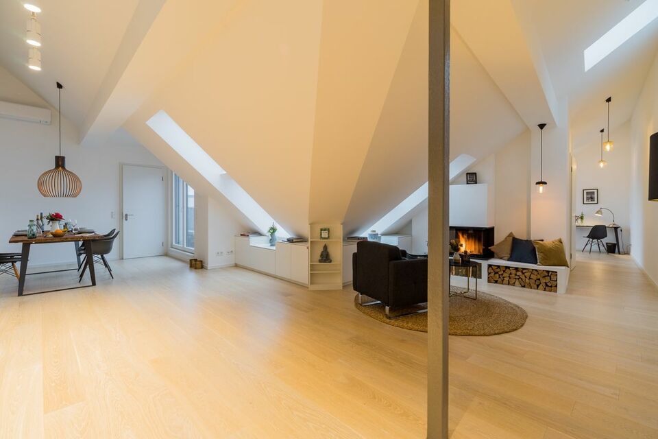 Möblierte Wohnung, Wohnzimmer mit Kamin in Berlin Mitte