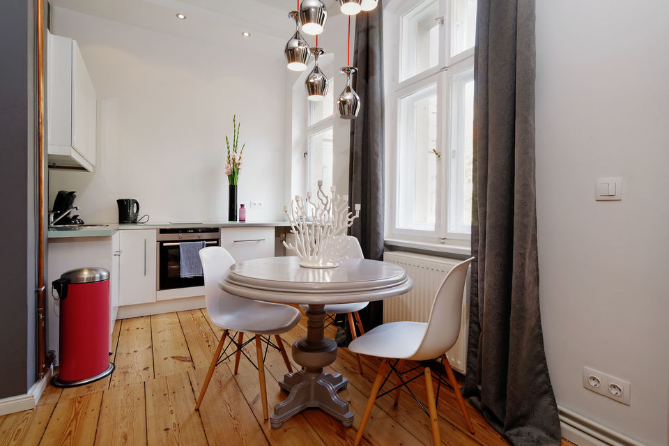Möblierte Wohnung, Küche mit rundem Esstisch in Berlin Prenzlauer Berg