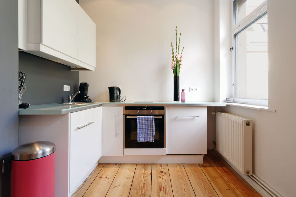 Möblierte Wohnung, Küche mit Holzdielen in Berlin Prenzlauer Berg