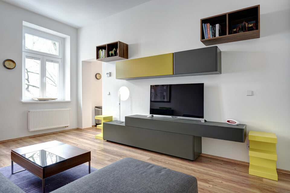 Möblierte Wohnung, Wohnzimmer mit moderner Wandschrankanlage in Berlin Charlottenburg