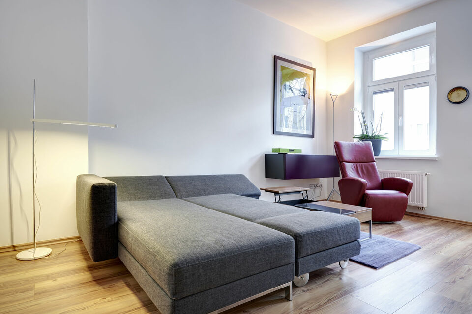 Möblierte Wohnung, Wohnzimmer mit moderner Eckcouch in Berlin Charlottenburg