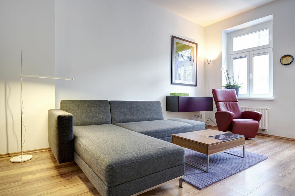 Möblierte Wohnung, Wohnzimmer mit Ecksofa in Berlin Charlottenburg