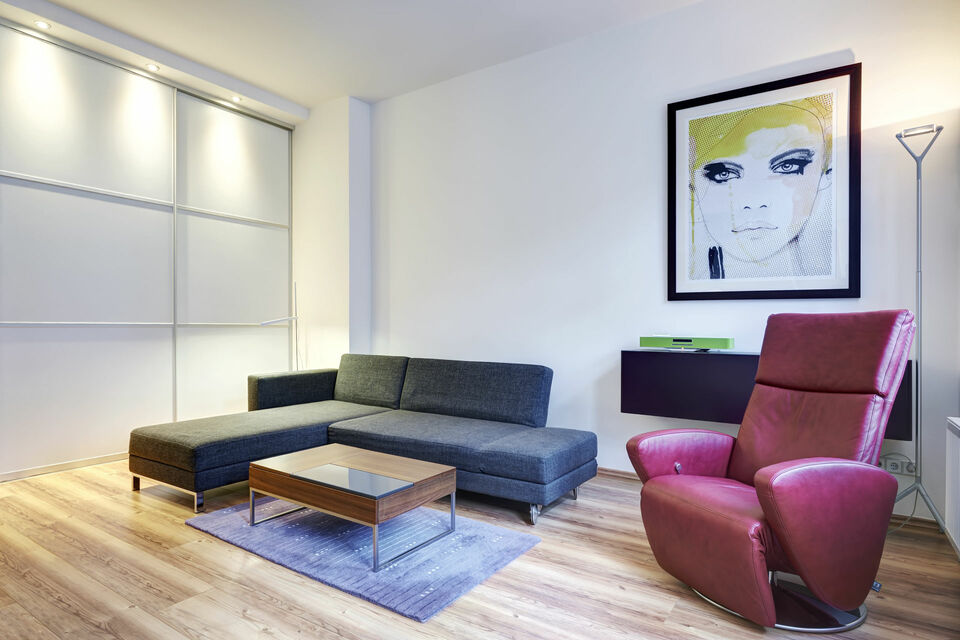 Möblierte Wohnung, Wohnzimmer mit moderner Designereinrichtung in Berlin Charlottenburg