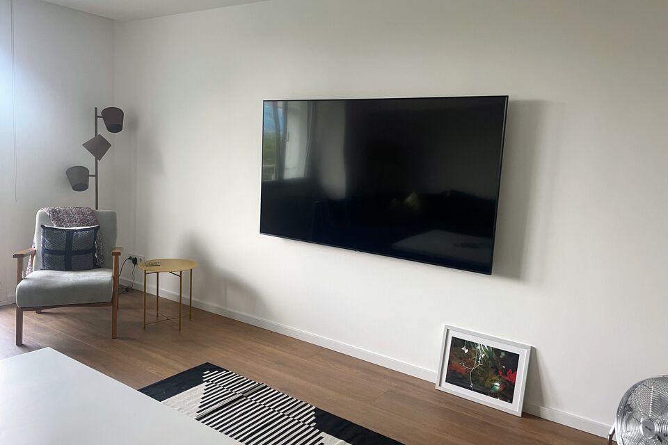 Furnished apartment, living room with wall-mounted TV in Berlin Mitte