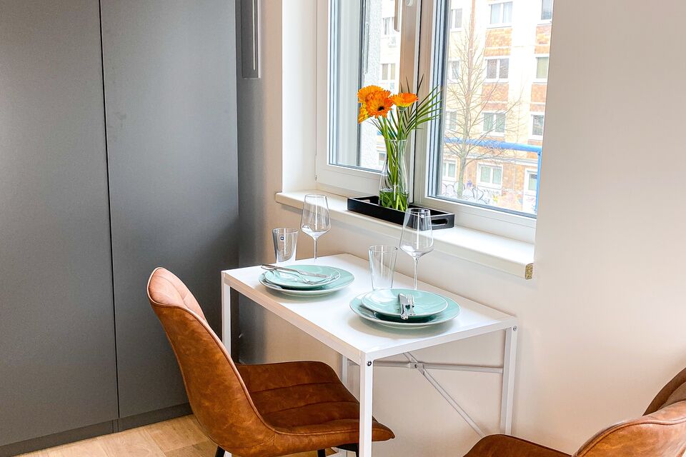 Möblierte Wohnung, Esszimmer mit Fensterblick in Berlin Friedrichshain