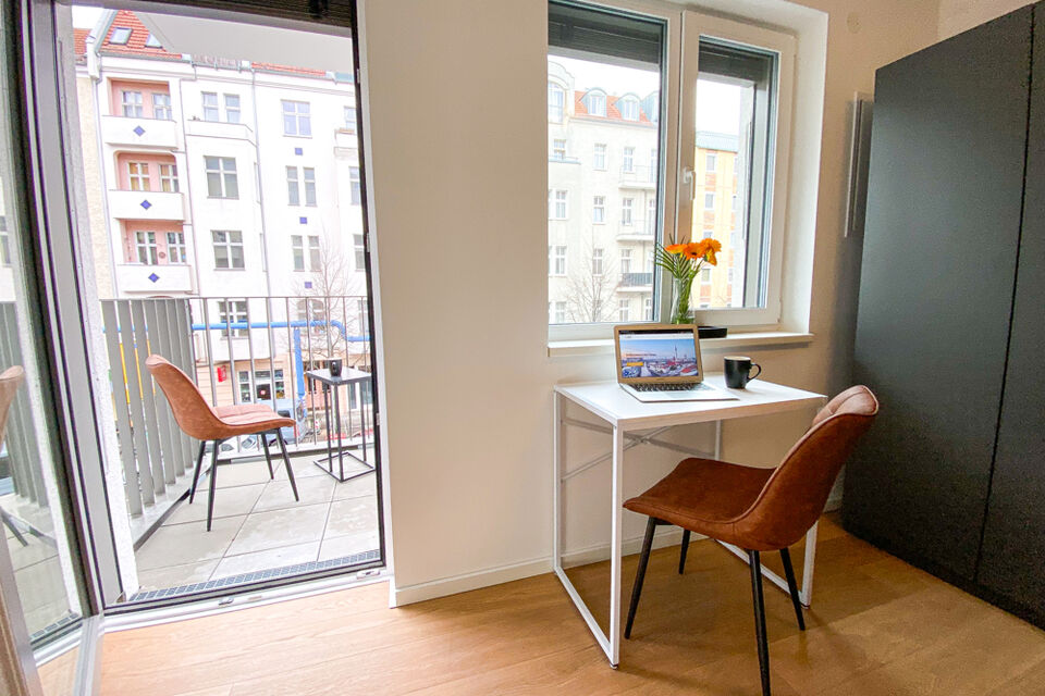 Möblierte Wohnung, Schlafzimmer mit Balkonzugang in Berlin Friedrichshain