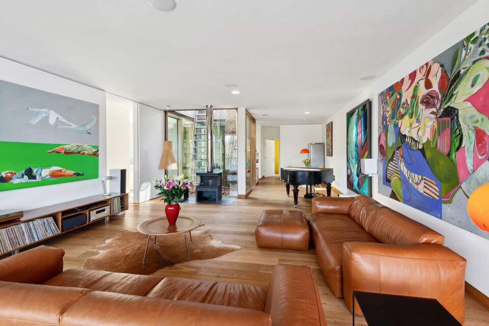 Möblierte Wohnung, Wohnzimmer mit Ledersofas in Berlin Wannsee