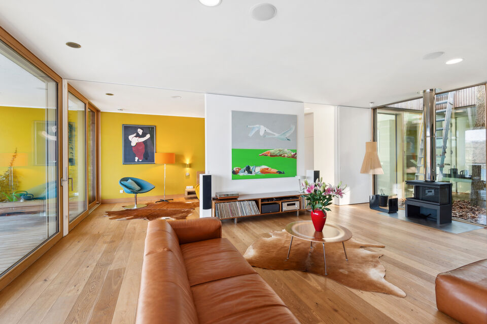 Möblierte Wohnung, Wohnzimmer mit Ledersofa und Terrassenzugang in Berlin Wannsee