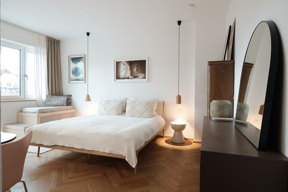 Möblierte Wohnung, Schlafzimmer mit Designerspiegel in Berlin Kreuzberg