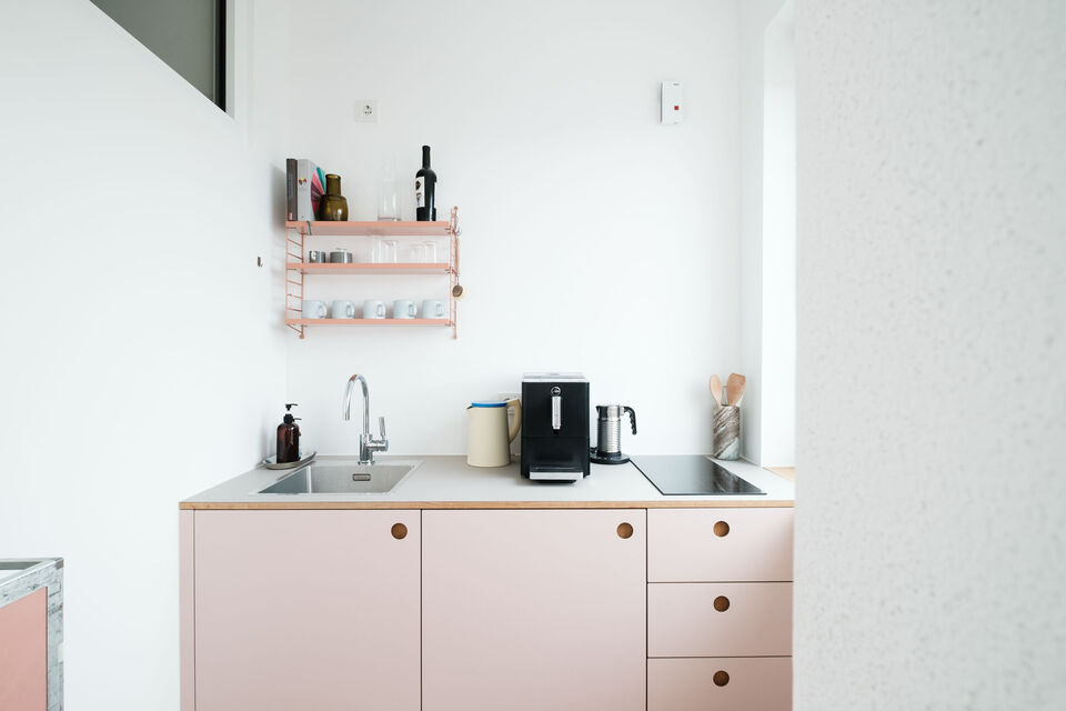Möblierte Wohnung, Küche mit rosa Unterschränken in Berlin Kreuzberg