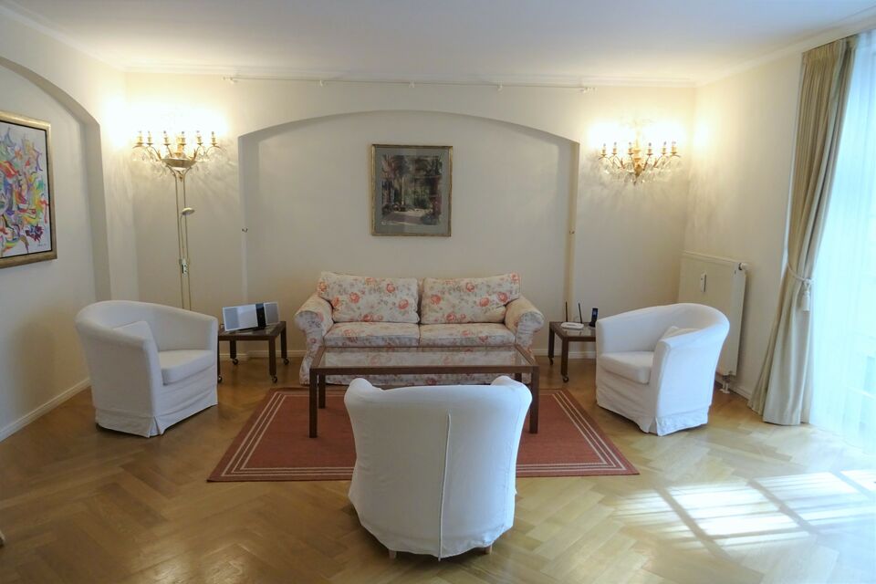Möblierte Wohnung, Wohnzimmer mit Stuckdecke in Berlin Mitte