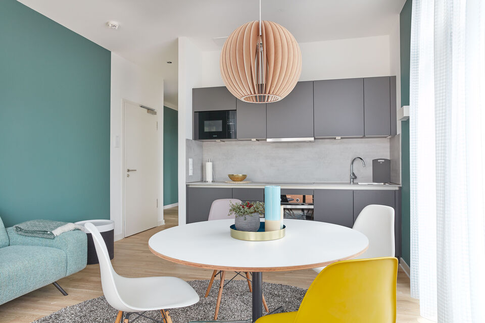 Furnished apartment, dining room with round dining table in Berlin Spandau
