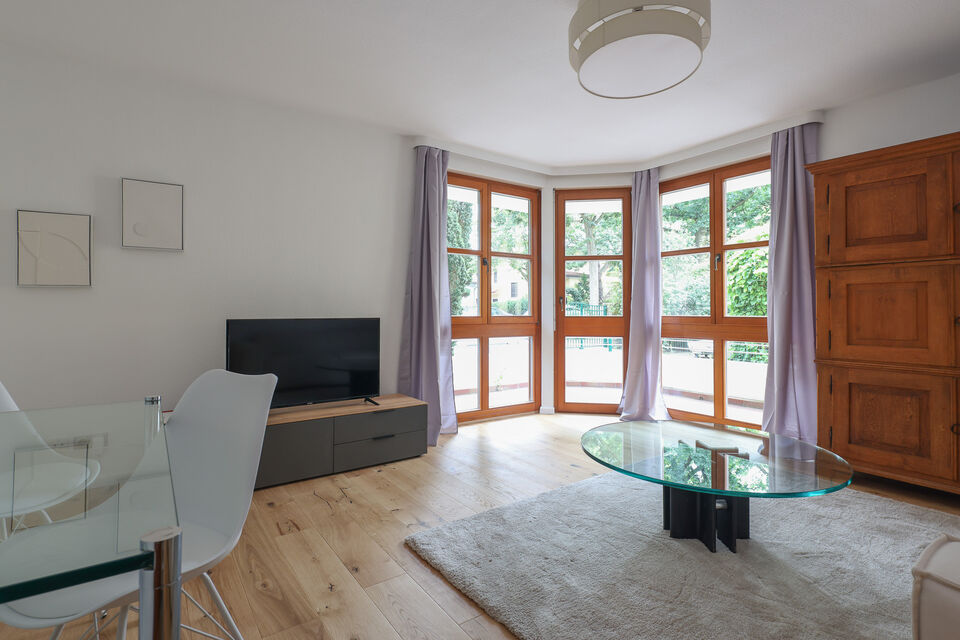 Möblierte Wohnung, Wohnzimmer mit Terrassenzugang in Berlin Reinickendorf