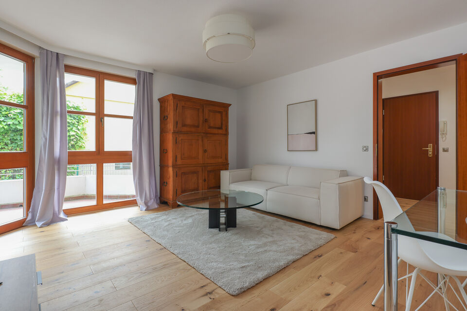 Möblierte Wohnung, Wohnzimmer mit Holzfenstern in Berlin Reinickendorf
