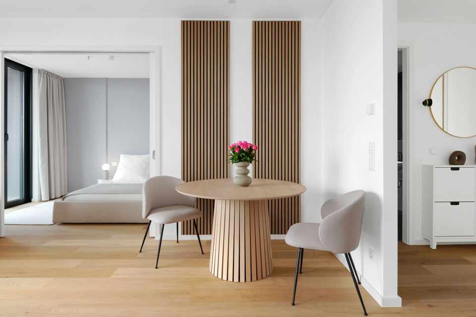 Möblierte Wohnung, Wohnzimmer mit Holztisch in Frankfurt Innenstadt