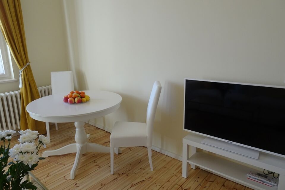Furnished apartment, living room with round dining table in Berlin Zehlendorf