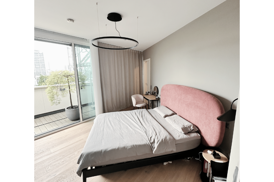 Möblierte Wohnung, Schlafzimmer 1 mit Balkonzugang in Berlin Kreuzberg