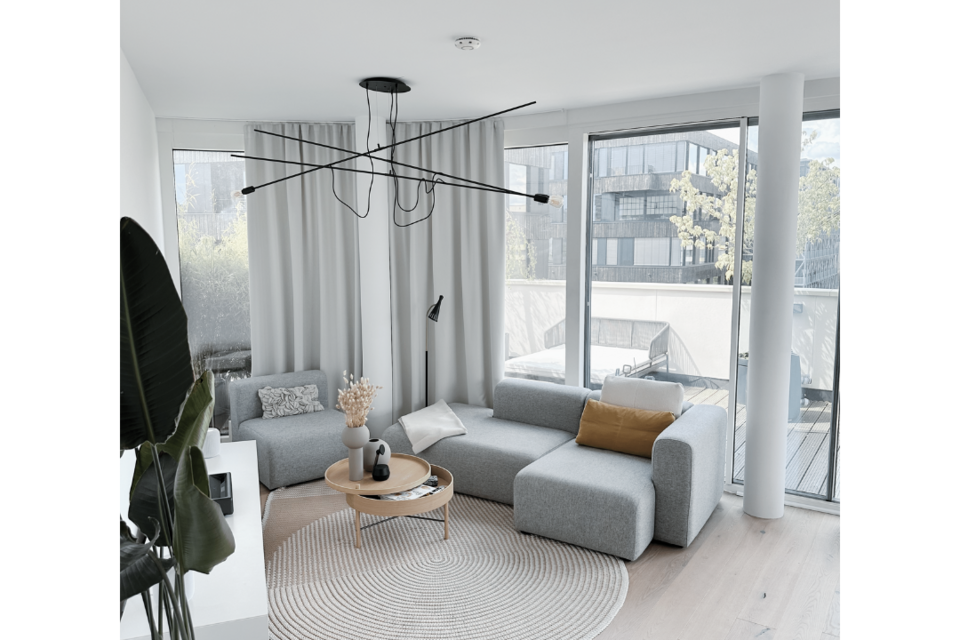 Möblierte Wohnung, Wohnzimmer mit großzügigen Fenstern in Berlin Kreuzberg