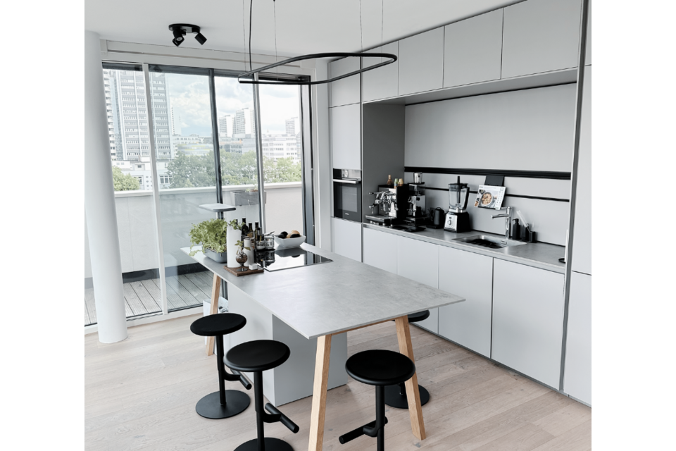 Möblierte Wohnung, Küche mit Kochinsel in Berlin Kreuzberg