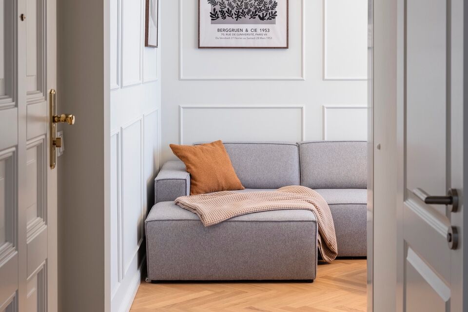 Möblierte Wohnung, Wohnzimmer mit grauem Ecksofa in Berlin Mitte
