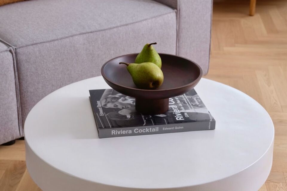 Möblierte Wohnung, Wohnzimmer mit rundem Couchtisch in Berlin Mitte