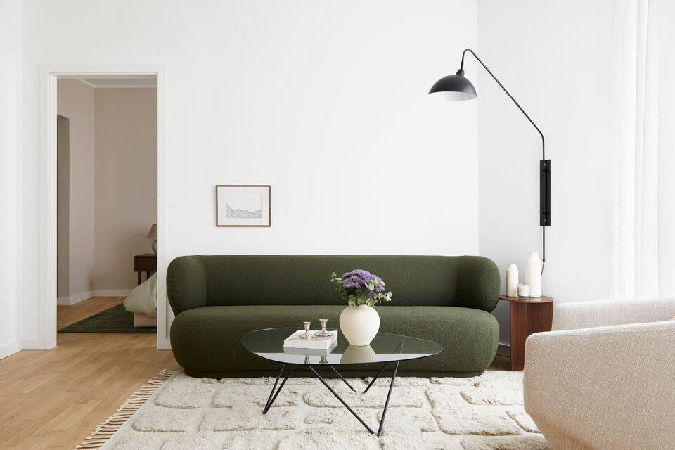 Möblierte Wohnung, Wohnzimmer mit grünem Designsofa in Berlin Mitte