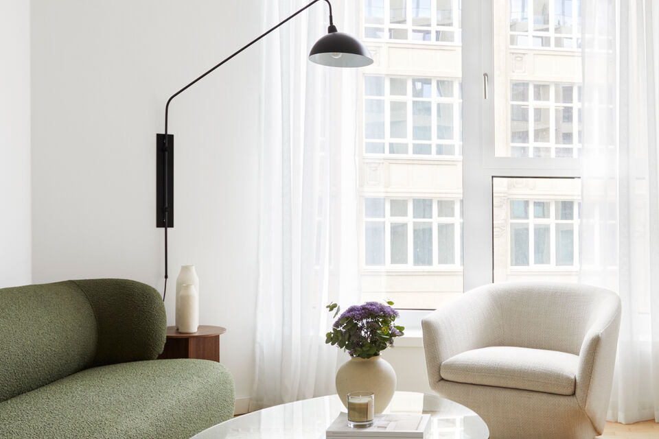 Möblierte Wohnung, Wohnzimmer mit Bogenleuchte in Berlin Mitte