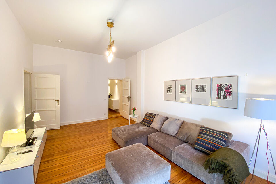 Möblierte Wohnung, Wohnzimmer mit Parkettboden in Berlin Charlottenburg