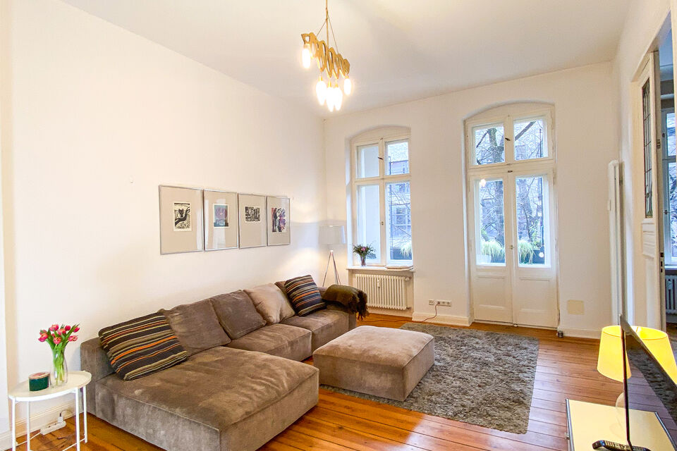 Möblierte Wohnung, Wohnzimmer mit Erkerfenstern in Berlin Charlottenburg
