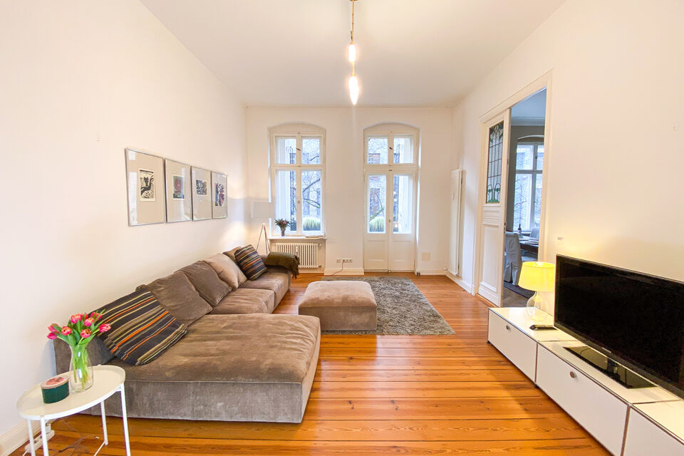 Möblierte Wohnung, Wohnzimmer mit Ecksofa in Berlin Charlottenburg