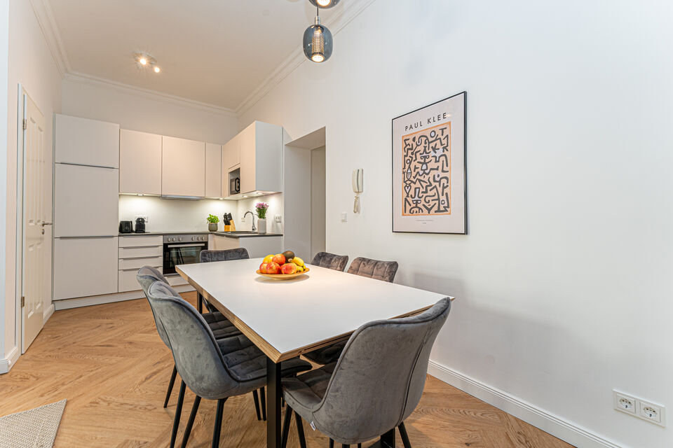 Furnished apartment, dining room with dining table and open kitchen in Berlin Treptow-Köpenick