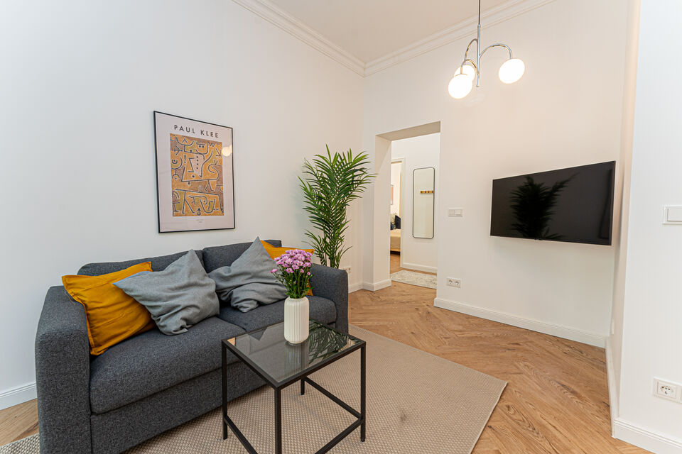 Furnished apartment, living room with wall-mounted TV in Berlin Treptow-Köpenick