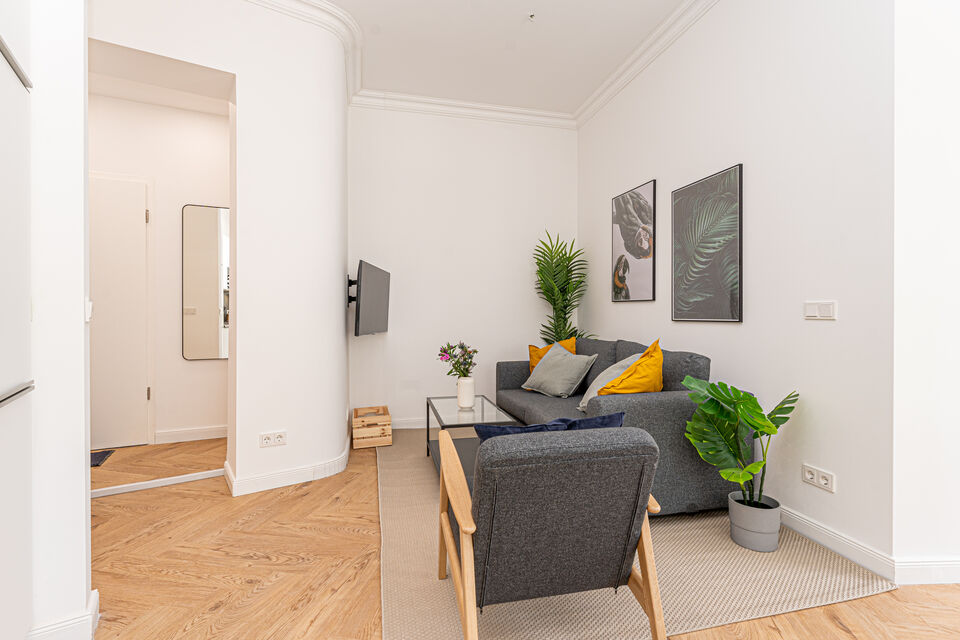 Furnished apartment, living room with natural wood flooring in Berlin Treptow-Köpenick