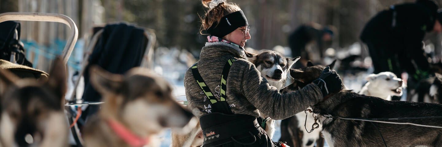 Rekikoiraopas ja Kenneltyöntekijä, Lapland Husky Safaris Rovaniemi