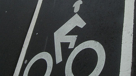 Fietspad met helm op het fietsericoon