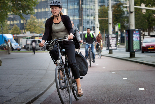 fietsende mevrouw met helm