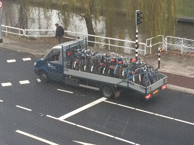 wegknippen fietsen vrachtwagen