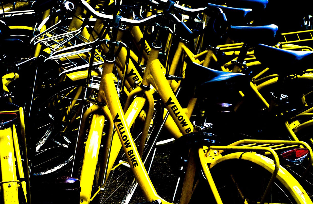 Gele huurfietsen in Amsterdam
