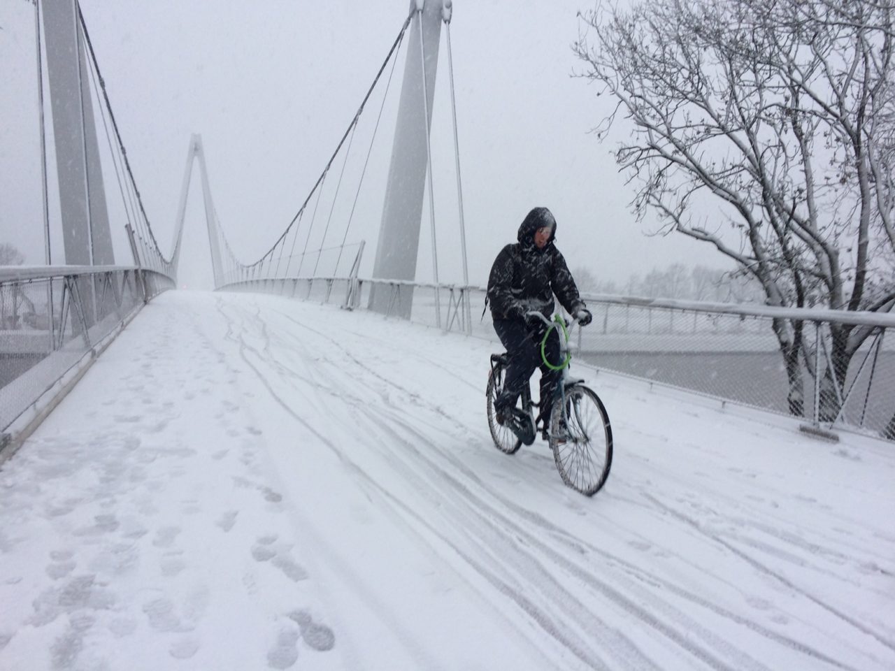 fietser in de sneeuw