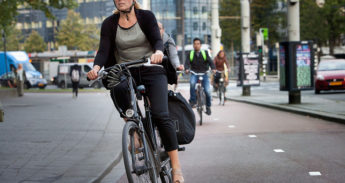 Vrouw met fietshelm