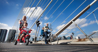 Fietsers op de Erasmusbrug in Rotterdam