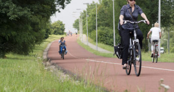 Een vrouw op een snelfietsroute nabij Nijmegen