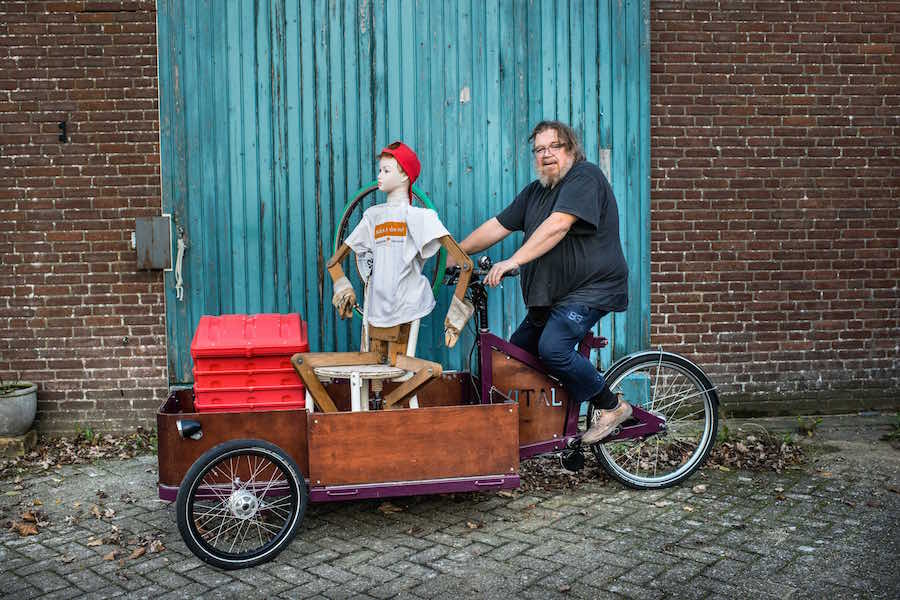 Theaterduizendpoot Vital Robat met bakfiets