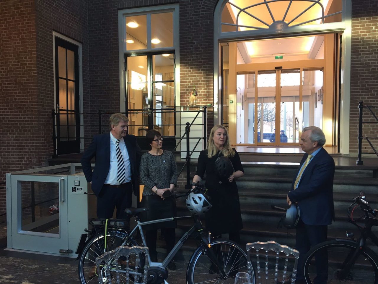 Saskia Kluit ontvangt speed pedelec helm