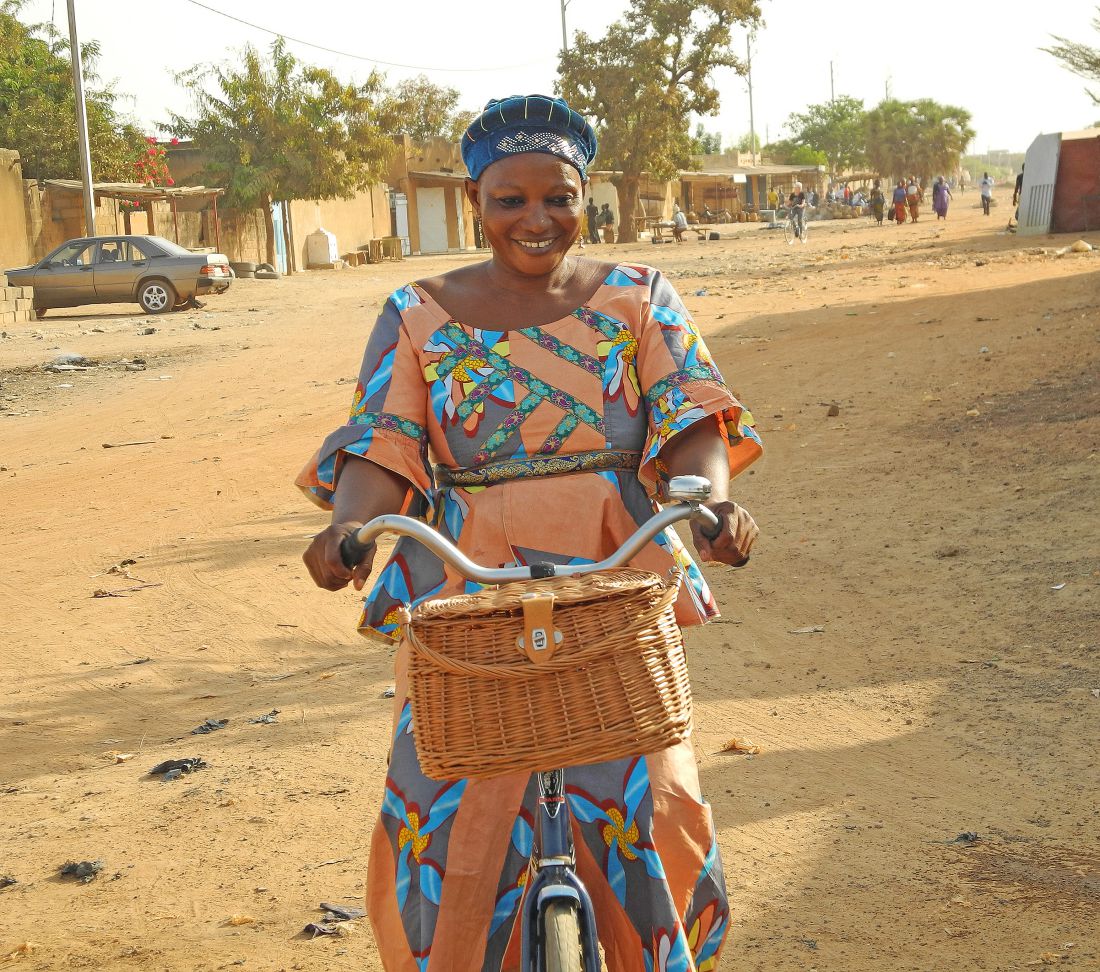 Malinese vrouw met gevlochten fietsmand
