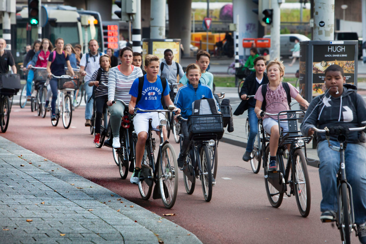 Schoolkinderen fietsen in Rotterdam