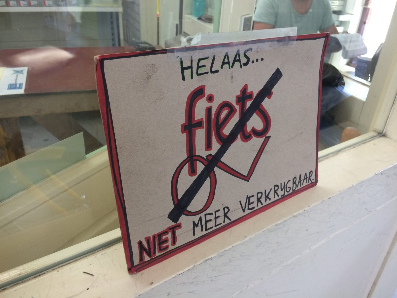 Zelfgemaakt bordje met 'Ov-fietsen niet meer verkrijgbaar'